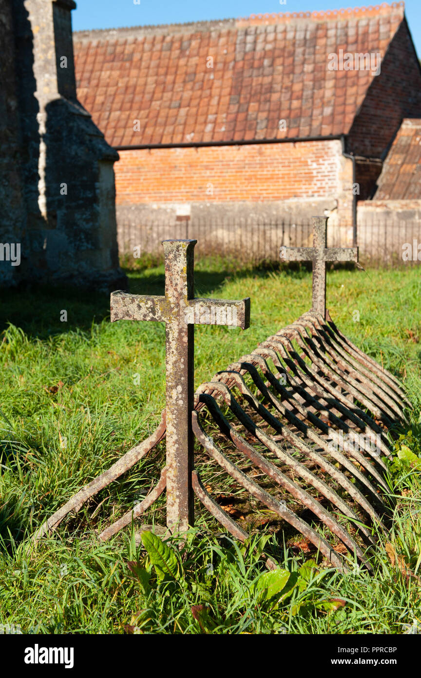 Insolito 'Mortsafe' presso Old St Leonards Chiesa, Sutton Veny, Wiltshire, Regno Unito Foto Stock