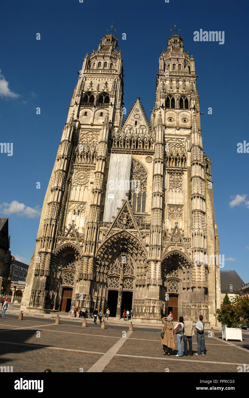 Il Gotico torri gemelle della cattedrale Saint-Gatien de Tours (Saint-Gatien cattedrale di Tours) con 12esimo secolo le basi e le cime del Rinascimento, nel Foto Stock