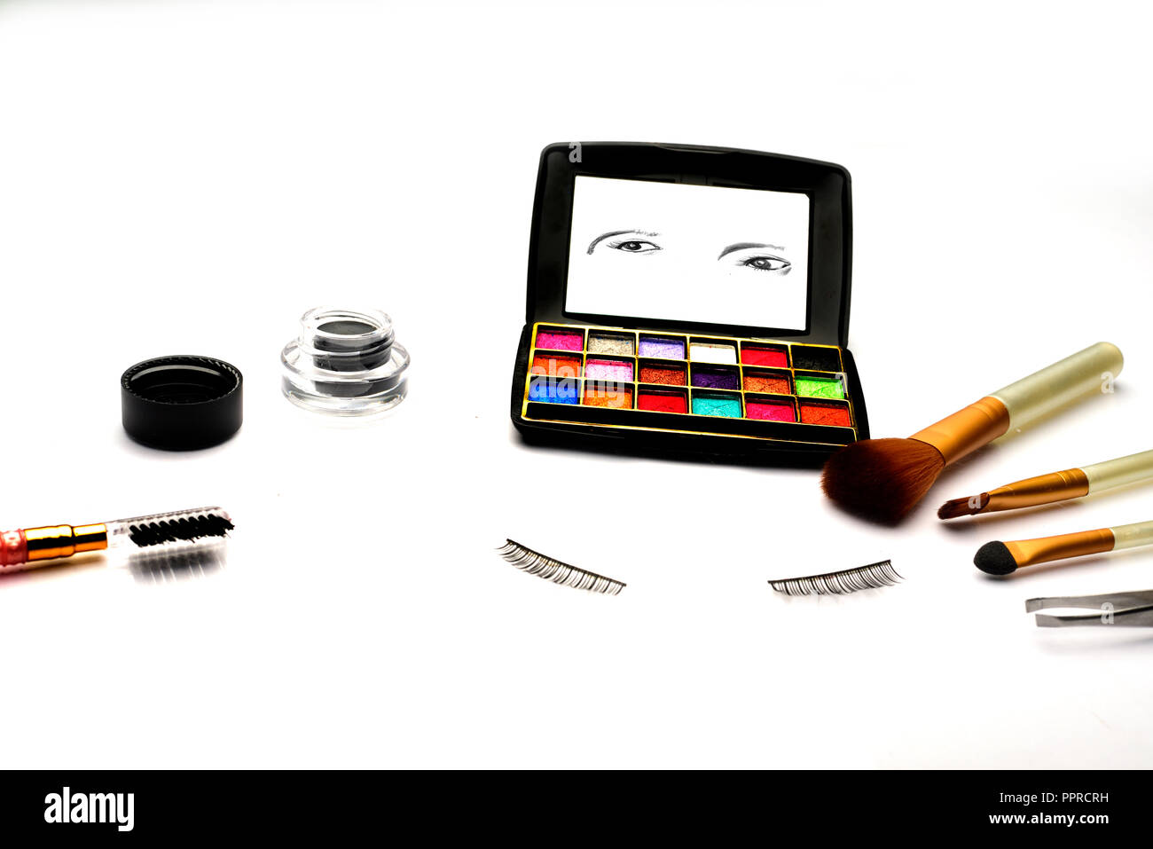Eye shadow palette e make-up pennello su sfondo bianco Foto Stock