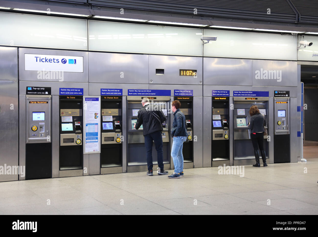 Una banca di di biglietteria self-service a Londra la stazione metropolitana di Canary Wharf. Mostra ai clienti utilizzando schermi touch-screen e Oyster Card lettori. Foto Stock