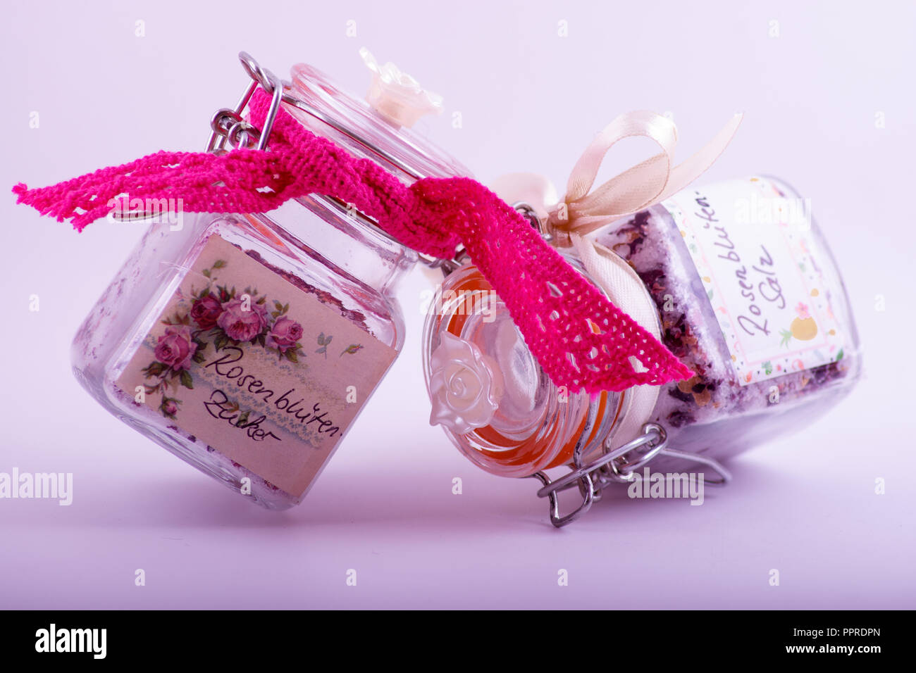 Concept food : i petali di rose zucchero e sale Foto Stock