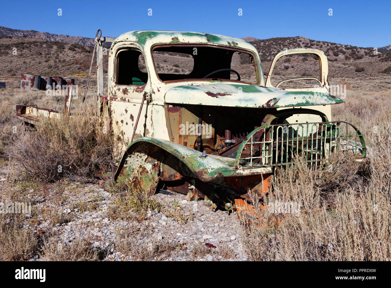 La II Guerra Mondiale era 1 1/2 ton Chevrolet carrello, probabilmente costruito originariamente per la US Army, ora siede abbandonate su un sito minerario di Hamilton in Nevada. Foto Stock