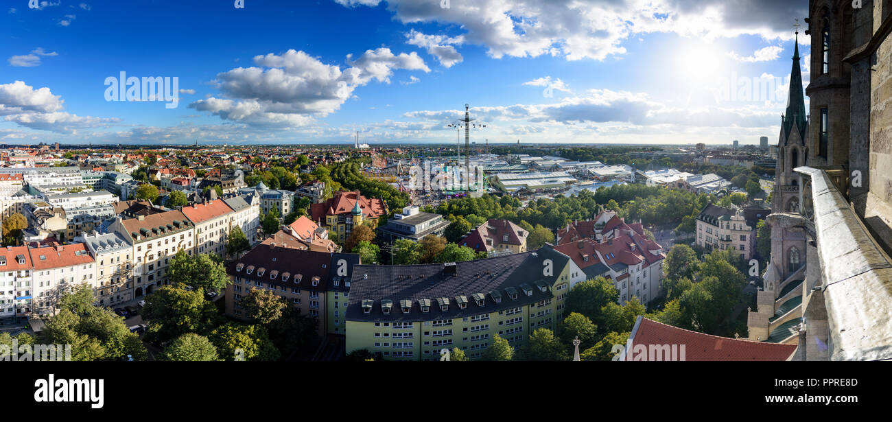 München Monaco di Baviera : festival della birra Oktoberfest: vista, birra tenda, corse, roller coaster, ruota panoramica Ferris, a sud di Monaco di Baviera, Alpi, vista dalla chiesa Sankt Paul, Foto Stock