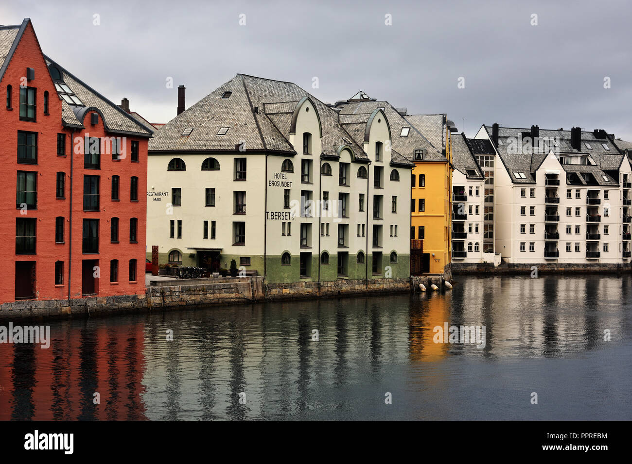 Vista di Alesund città e porto sulla costa occidentale della Norvegia, all'ingresso il Geirangerfjord, rinomata per i suoi bellissimi edifici Art Nouveau. Foto Stock