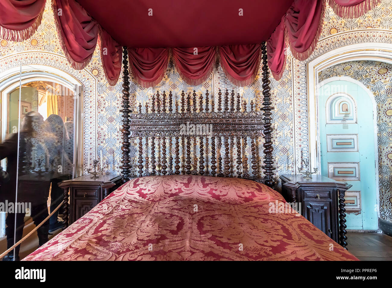 Sintra, Portogallo - 7 Dicembre 2017: camera da letto all'interno del Romanticist Pena Palace Foto Stock