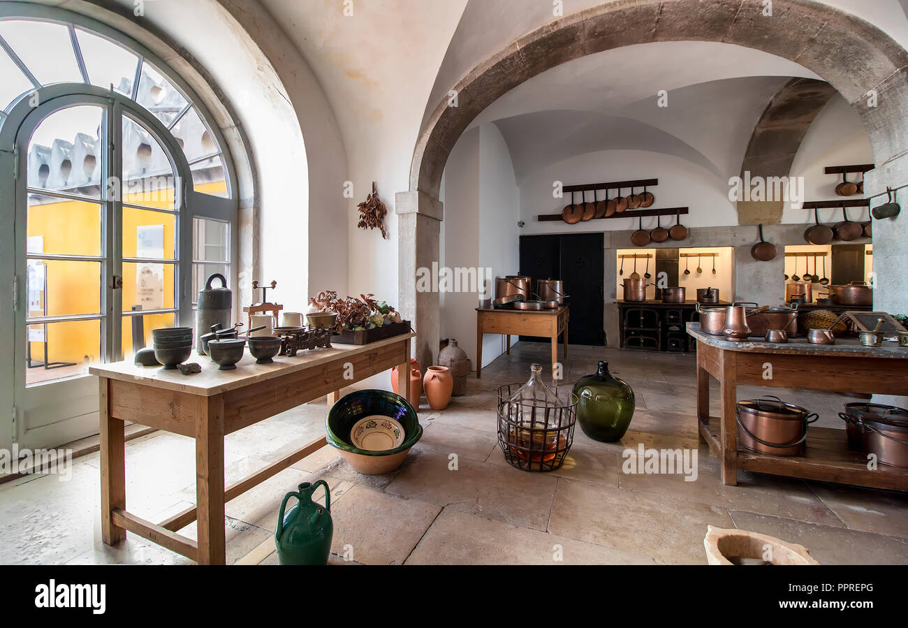Sintra, Portogallo - 7 Dicembre 2017: cucina all'interno del Romanticist Pena Palace Foto Stock