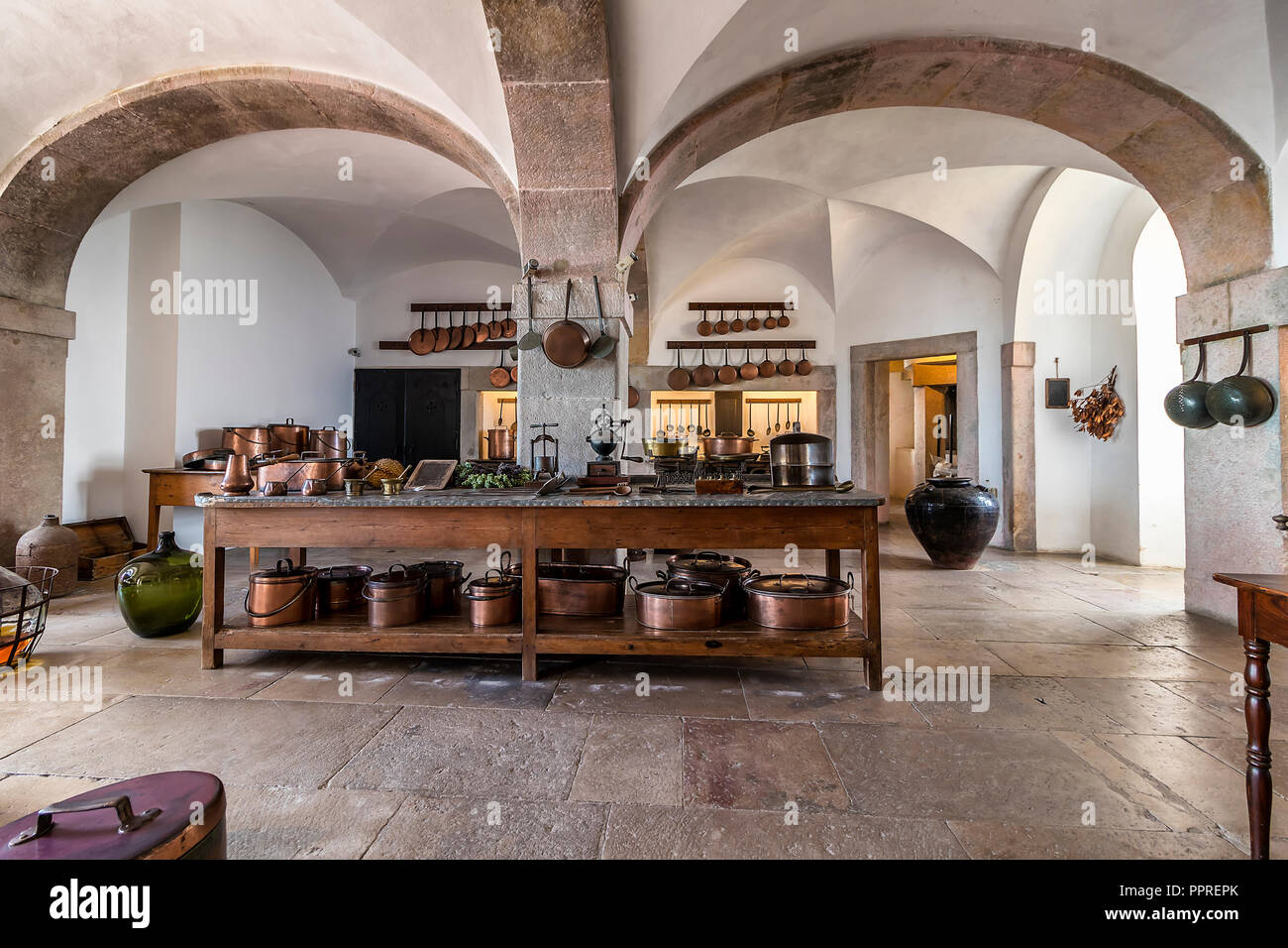 Sintra, Portogallo - 7 Dicembre 2017: cucina all'interno del Romanticist Pena Palace Foto Stock