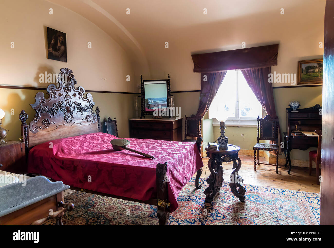 Queluz, Portogallo - 7 Dicembre 2017: camera da letto all'interno del Romanticist Pena Palace con la rappresentazione della famiglia reale natale Foto Stock