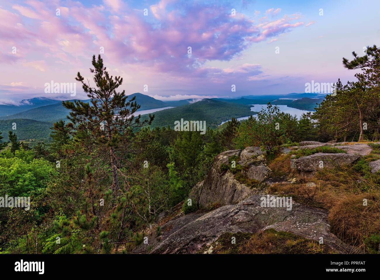 Lago di argento e di stagno di Taylor dal vertice di argento lago di montagna, Montagne Adirondack, Essex Co., NY Foto Stock