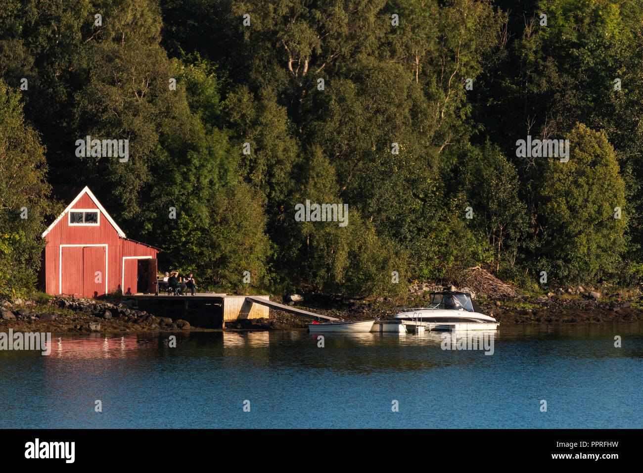 Il Boathouse,Tjørsundet,Ålesund,Norvegia utilizzato in fjordfisheries per merluzzo,pollock,l'eglefino e il salmone, ma anche per il tempo libero Foto Stock