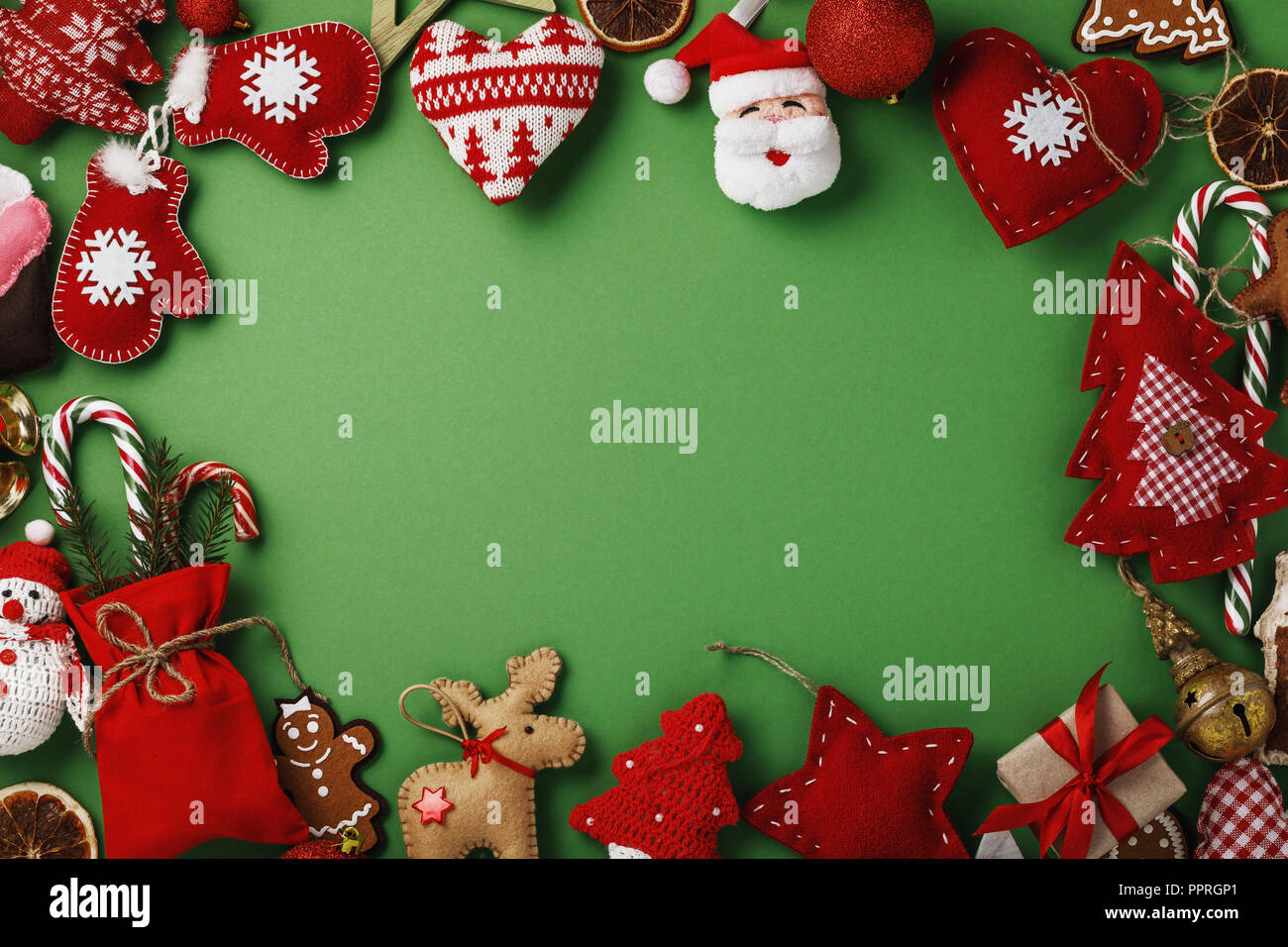 Scheda di Natale con copia spazio. Vista dall'alto di vari giocattoli morbidi per decorare una vacanza Foto Stock