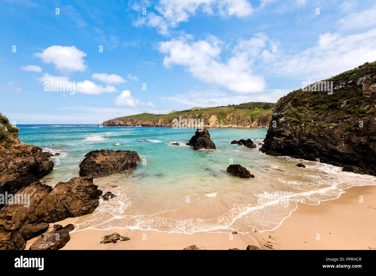 La bellezza della costa atlantica con cliff, spiaggia, oceano e cielo con nuvole. La Galizia, Spagna. Foto Stock