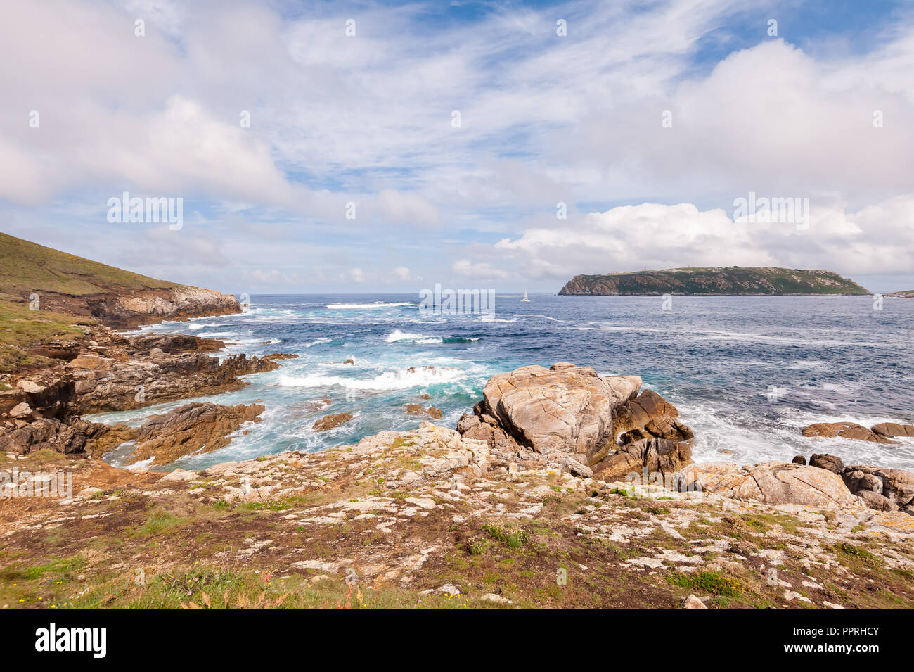 Paesaggio di mare, cliff cielo blu con nuvole. Costa dell'oceano nel nord ovest della Spagna, regione della Galizia. Viaggio turistico. Foto Stock