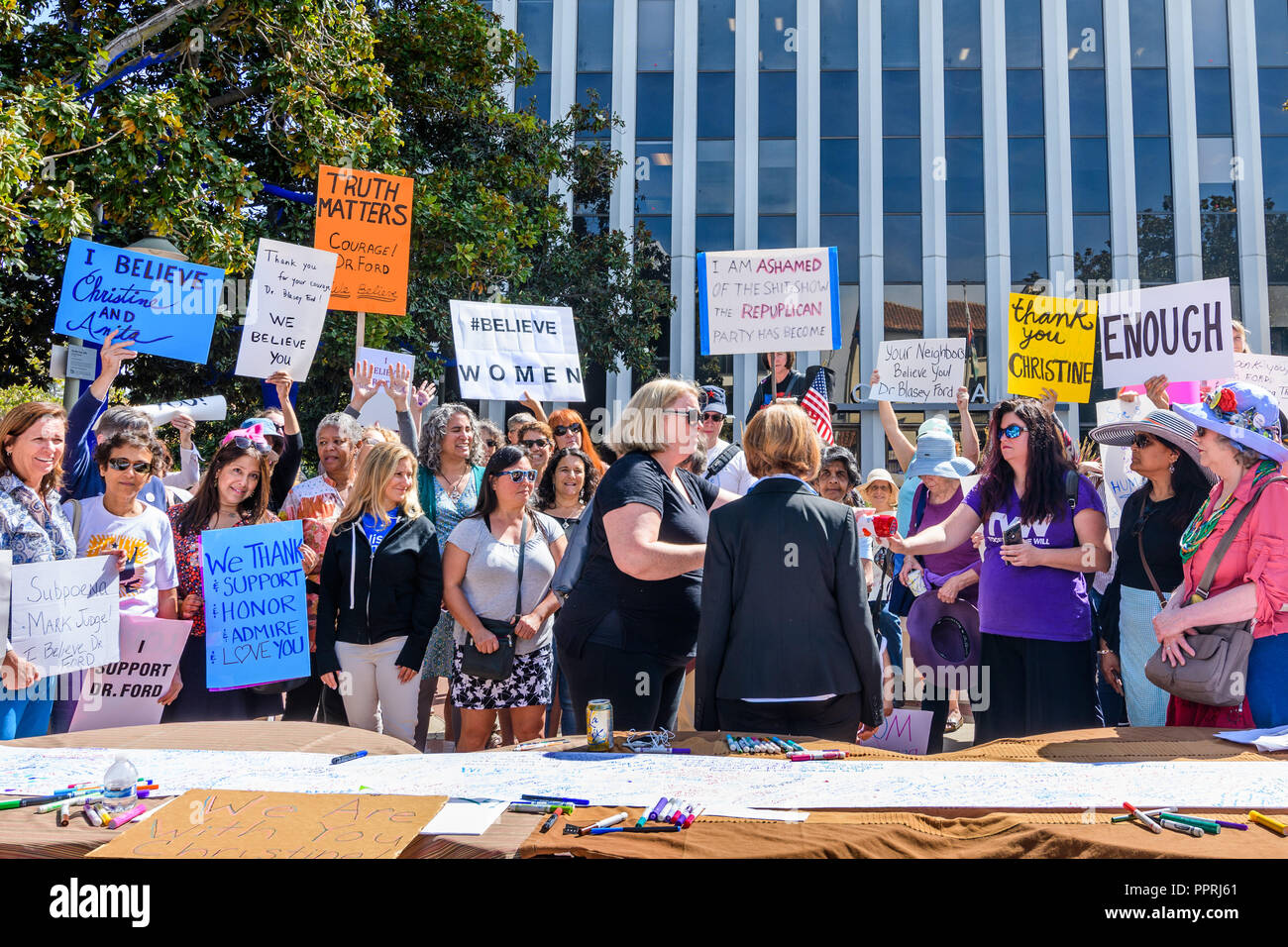 Settembre 27, 2018 Palo Alto / CA / STATI UNITI D'AMERICA - Rally a sostegno di Christine Blasey Ford nella parte anteriore del Palo Alto City Hall; il sindaco, Liz Kniss, presente Foto Stock