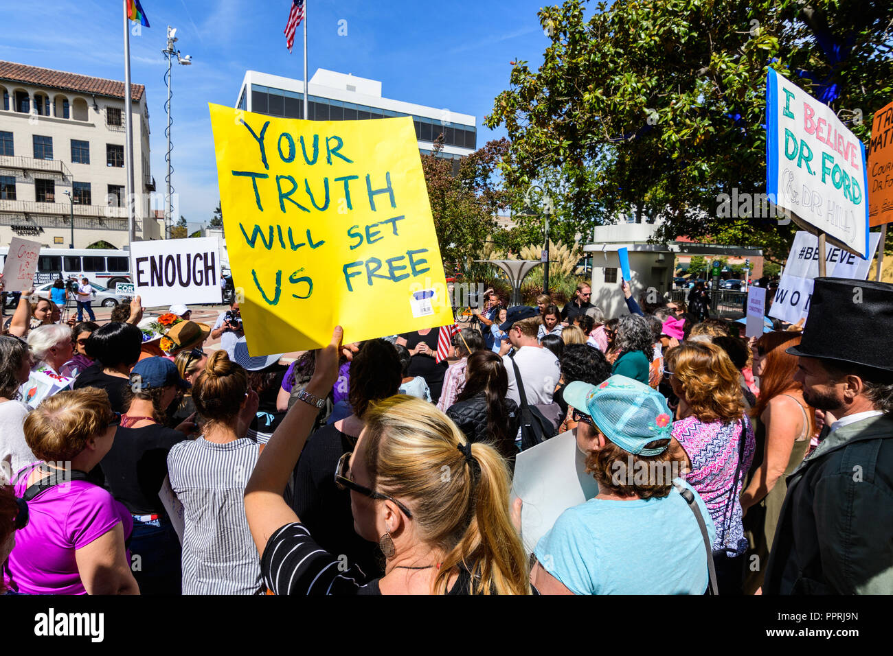 Settembre 27, 2018 Palo Alto / CA / STATI UNITI D'AMERICA - Rally a sostegno di Christine Blasey Ford nella parte anteriore del Palo Alto City Hall; "La verità ci renderà liberi' Foto Stock