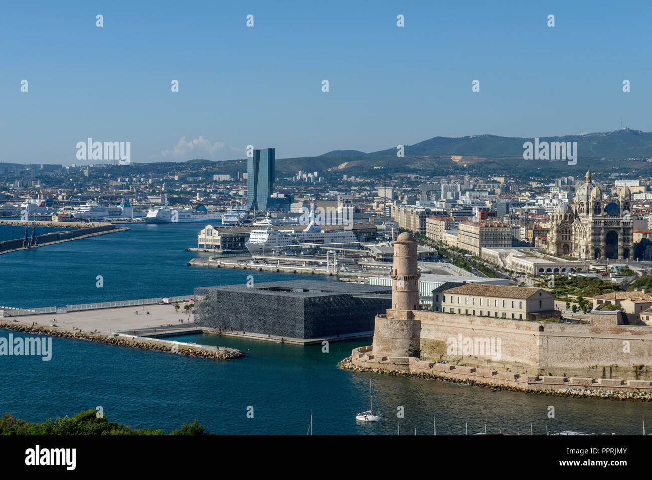 Marsiglia (sud-est della Francia): panoramica della città con la torre di Saint-Jean ("Tour Saint Jean') e il MUCEM (Musee des civiltà de l'Europ Foto Stock