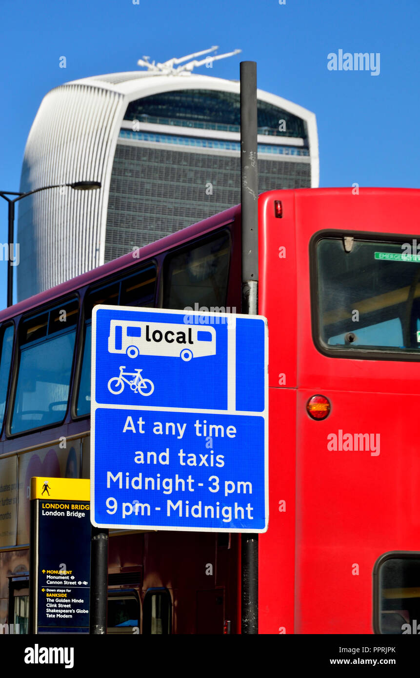 Corsia degli autobus segno e fermata bus a Southwark Bridge, Londra, Inghilterra, Regno Unito. Walkie talkie edificio dietro Foto Stock