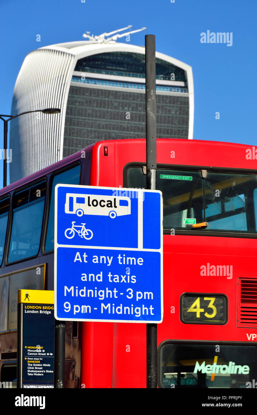 Corsia degli autobus segno e fermata bus a Southwark Bridge, Londra, Inghilterra, Regno Unito. Walkie talkie edificio dietro Foto Stock