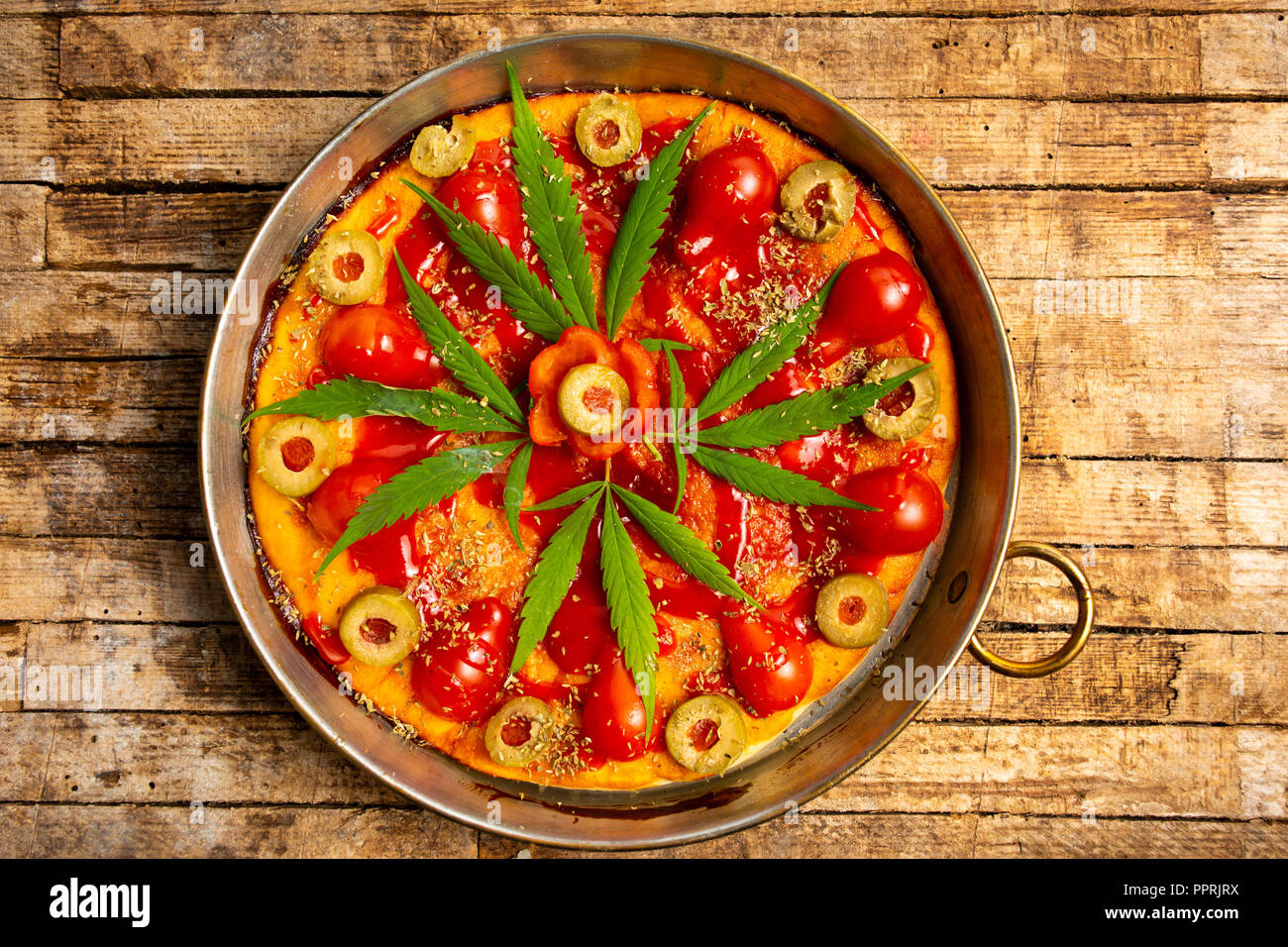Pizza con la marijuana su un vassoio vista superiore Foto Stock