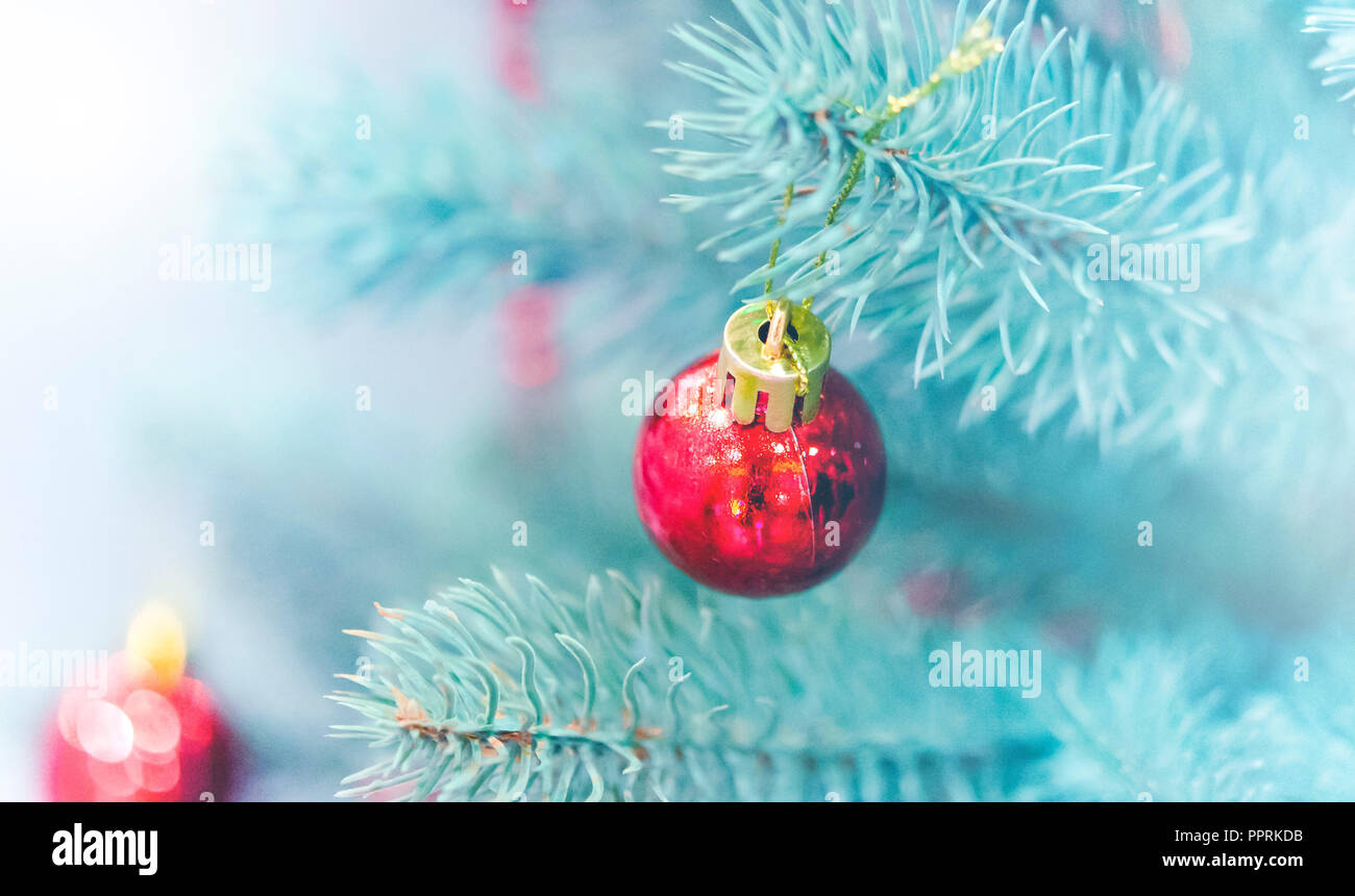 Albero di Natale decorazioni giocattoli e coperti di neve albero di Natale rami di close-up. Inverno Natale Anno nuovo sfondo. Foto Stock