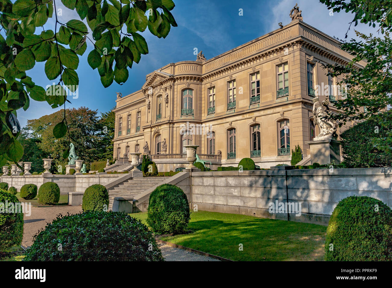 Il giardino e la vista in elevazione frontale della Elms Mansion costruita per il signor e la signora Edward Julius Berwind , Bellevue Avenue, Newport, Rhode Island, STATI UNITI D'AMERICA Foto Stock