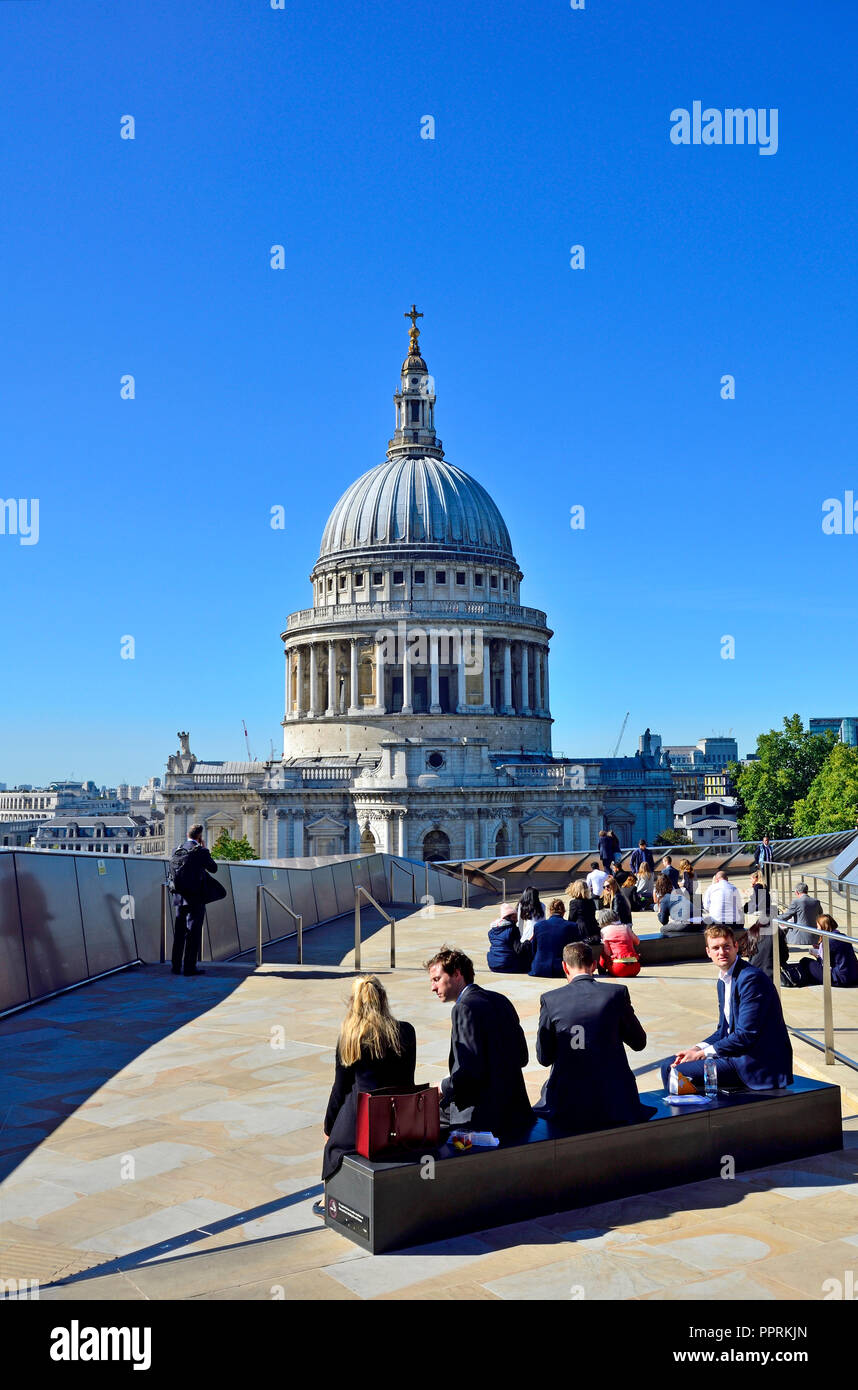 Gli impiegati di mangiare il pranzo sul tetto di una nuova modifica con una vista della Cattedrale di St Paul, Londra, Inghilterra, Regno Unito. Foto Stock