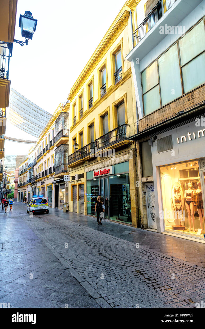 Street a Siviglia in Spagna. Gli edifici di vecchia costruzione su strette strade di Siviglia. Un mix di regionalismo aperto con architettura rinascimentale e gli stili di Moresco. Foto Stock