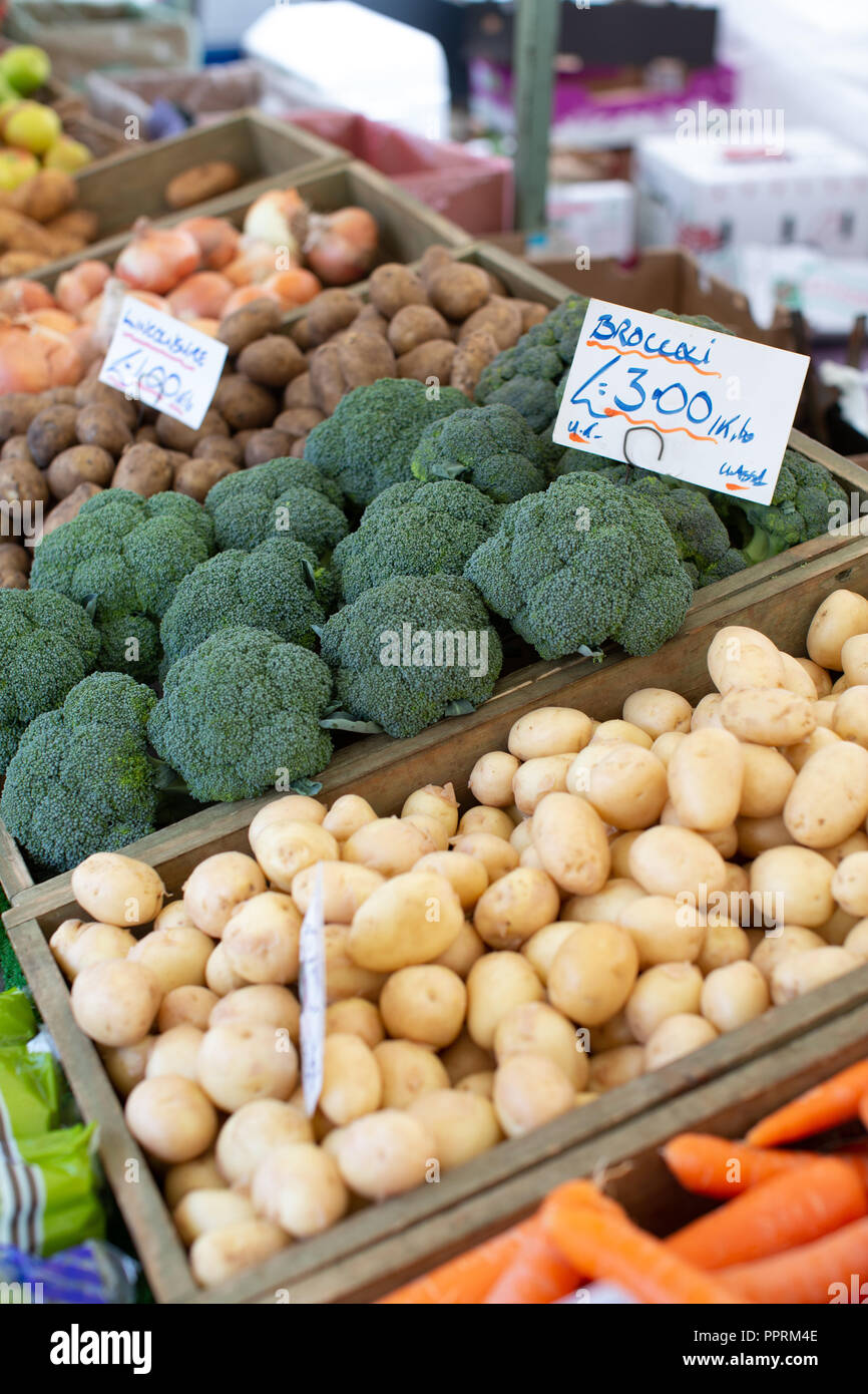 La frutta e la verdura titolare di stallo su un mercato in Yorkshire . Questo tipo di rivenditore utilizza una minore quantità di imballaggi in plastica su frutta e verdura Foto Stock