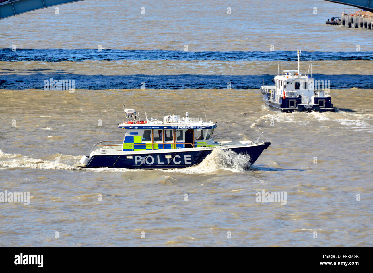 La polizia Targa 37 lancio sul Fiume Tamigi, Londra, Inghilterra, Regno Unito. Foto Stock