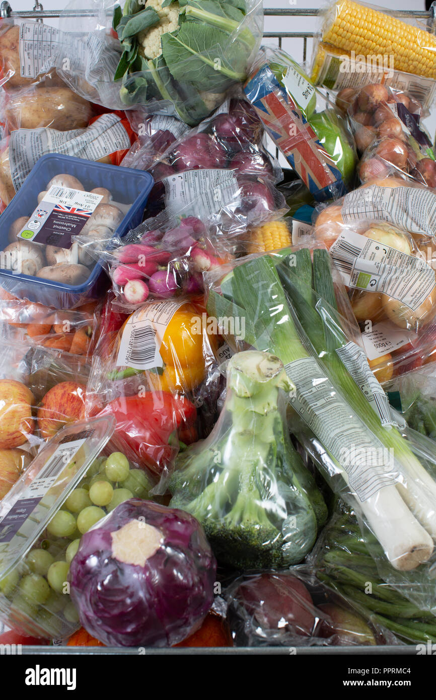 Imballaggi in plastica su frutta e verdura NEL REGNO UNITO Foto Stock