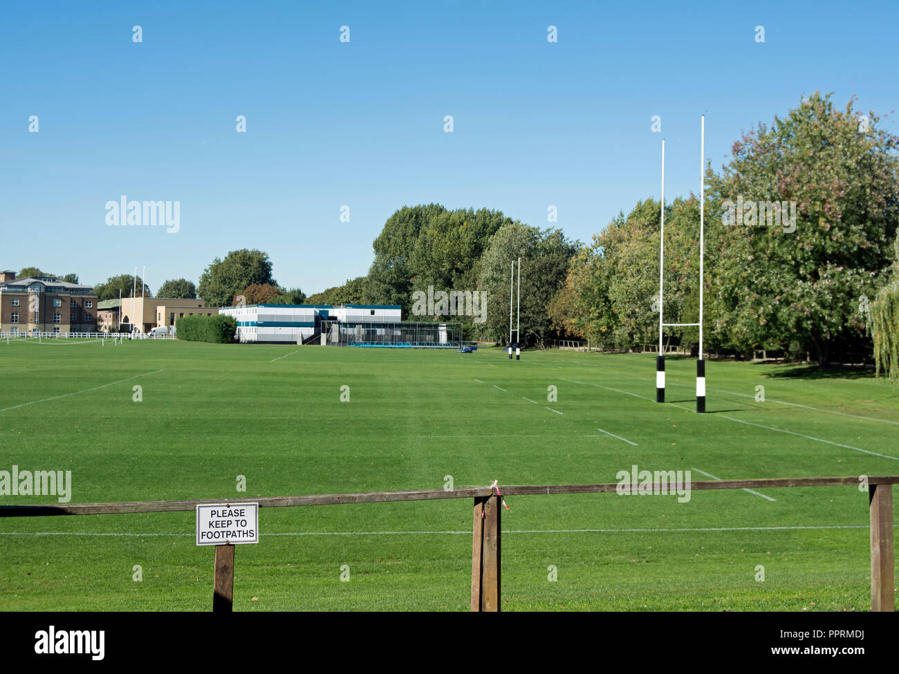 I campi da gioco a san Paolo scuola, Barnes, Londra, Inghilterra, con si prega di mantenere i sentieri sign in primo piano Foto Stock
