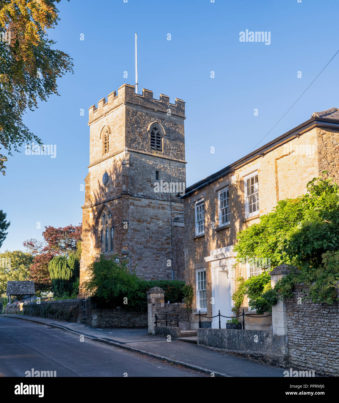 St Martin's chiesa parrocchiale e cottage nel villaggio di Sandford San Martin, Oxfordshire, England, Regno Unito Foto Stock