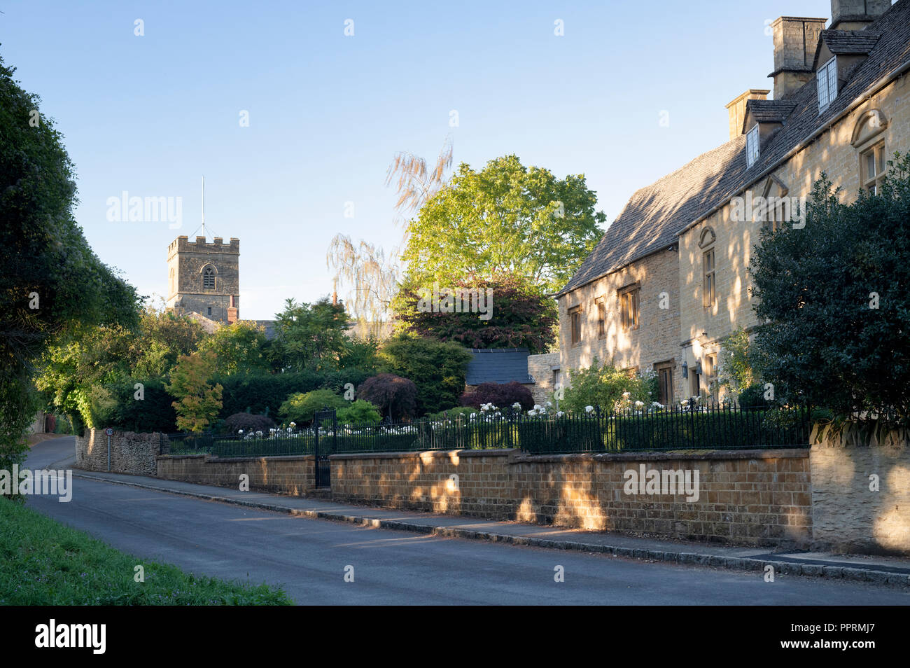 Cottage e San Martino la chiesa parrocchiale del villaggio di Sandford San Martin, Oxfordshire, England, Regno Unito Foto Stock