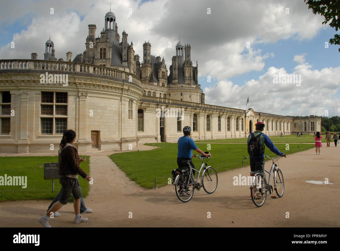 In tutta la Valle della Loira con i suoi ben realizzate piste ciclabili, i ciclisti sono i benvenuti a visitare i suoi numerosi castelli aperti al pubblico al Castello Reale Foto Stock