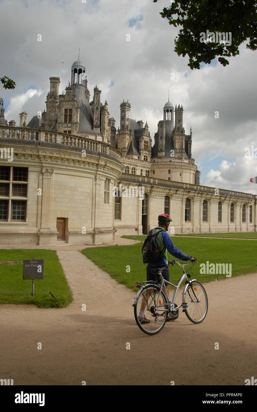 Un ciclista al royal Chateau de Chambord nella Valle della Loira è uno dei più riconoscibili chateaux nel mondo a causa della sua molto distinti bl Foto Stock