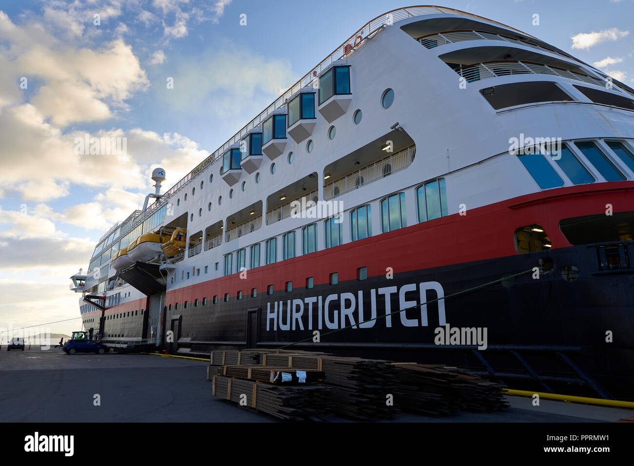 Il Traghetto Hurtigruten, MS Trollfjord, ormeggiata in Harstad, Troms County, Norvegia. Foto Stock