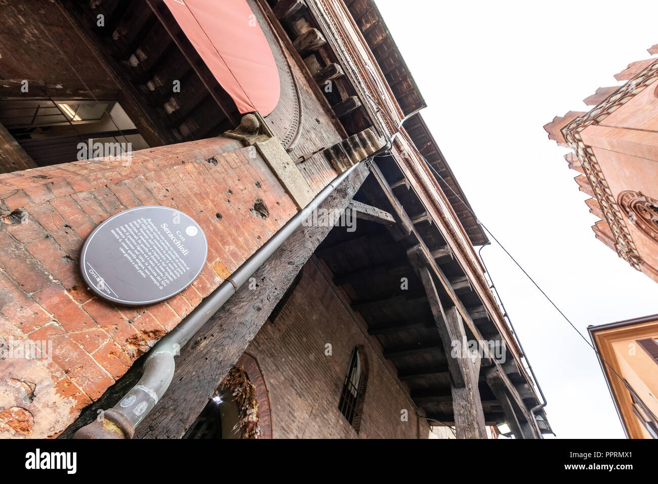 Una delle serie di placche gestito dalla Cittá de Bologna, questo uno è dedicato al caso Seracchioli, Bologna, Italia. Foto Stock