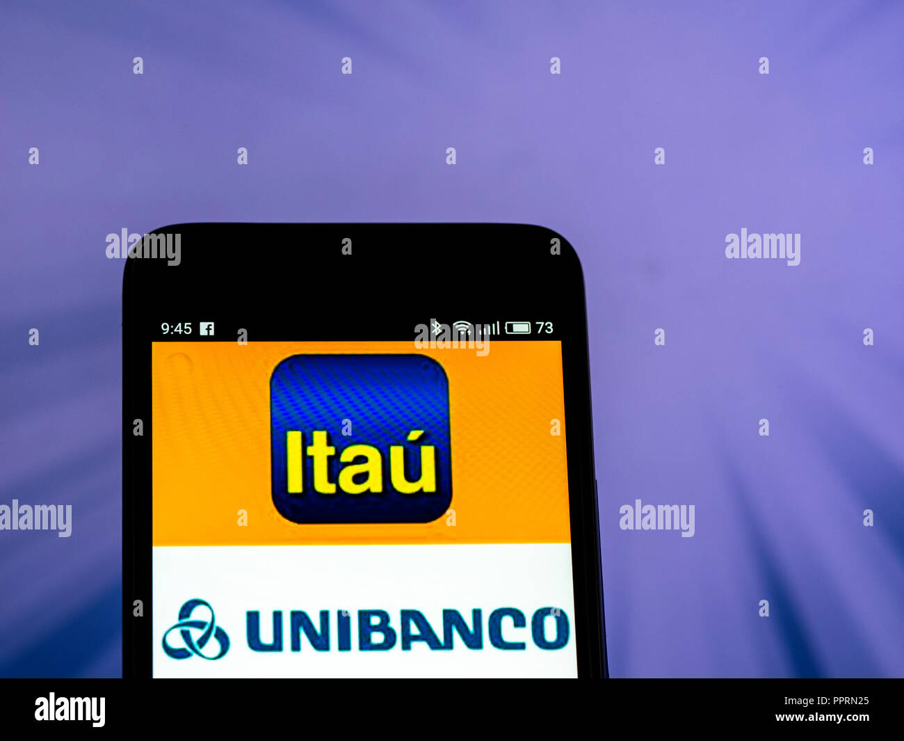 Itau Unibanco logo che si vede visualizzato sul telefono intelligente. Itau Unibanco è un brasiliano quotati in banca con sede a São Paulo, Brasile. Foto Stock