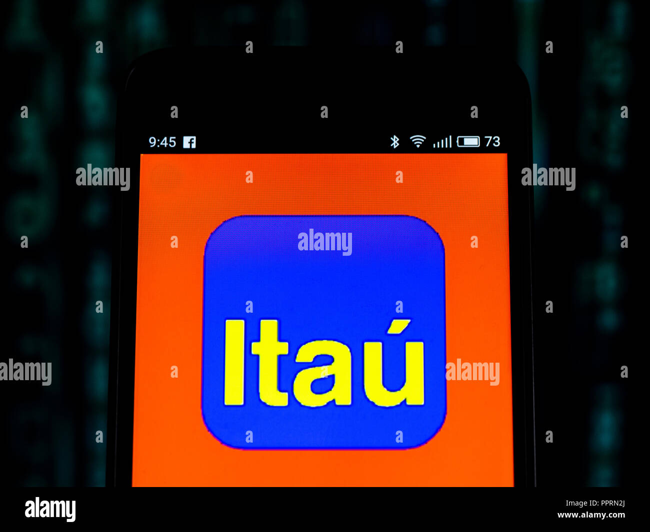Itau Unibanco logo che si vede visualizzato sul telefono intelligente. Itau Unibanco è un brasiliano quotati in banca con sede a São Paulo, Brasile. Foto Stock