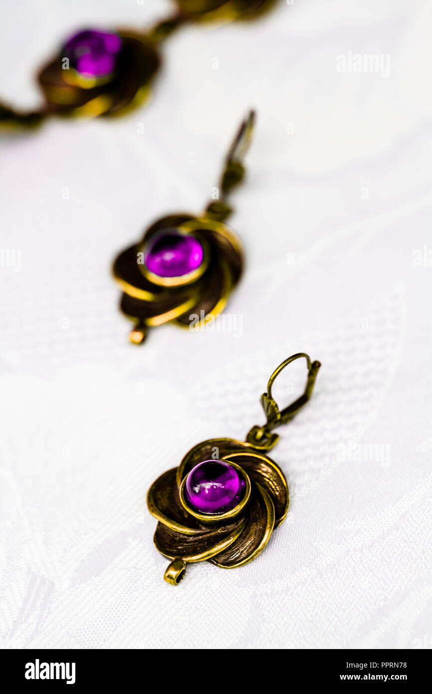 Turco in stile ornamentale in metallo orecchini in ottone con pietra viola Foto Stock