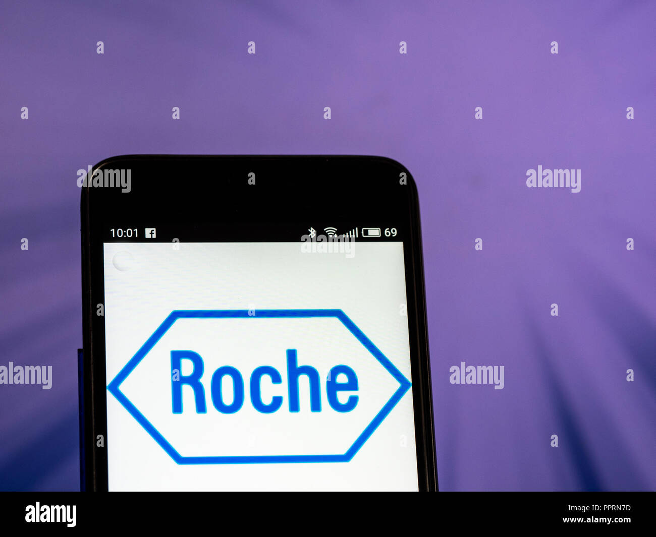Hoffmann La Roche si vede il logo visualizzato sul telefono intelligente. F. Hoffmann-La Roche AG è una multinazionale svizzera azienda sanitaria che opera a livello mondiale con due divisioni: prodotti farmaceutici e di diagnostica. Foto Stock