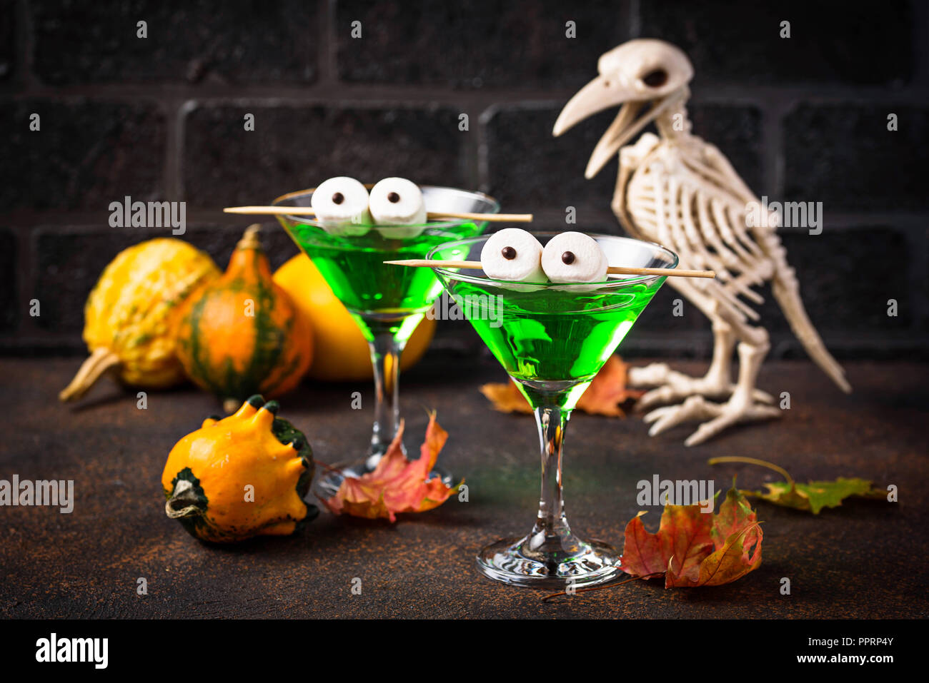 Halloweens spooky verde bere cocktail Martini Foto Stock