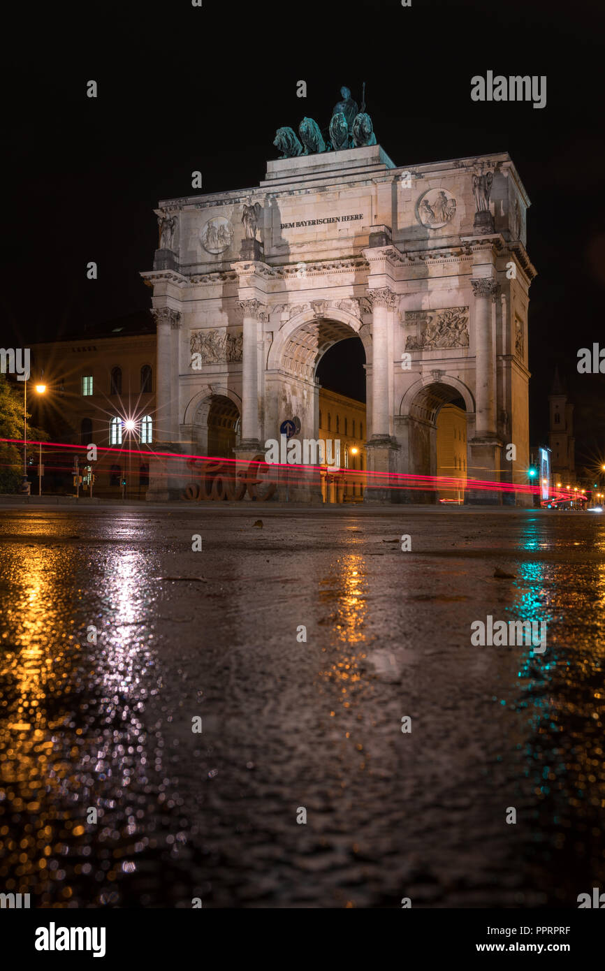 Il Siegestor Vittoria Arch a Monaco di Baviera. Arco Trionfale di notte in un giorno di pioggia. Vista laterale. Foto Stock
