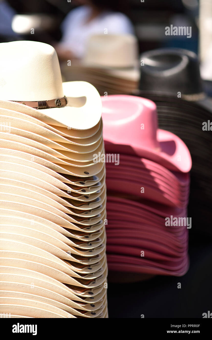 Cappelli da cowboy in vendita al mercato di strada Foto Stock