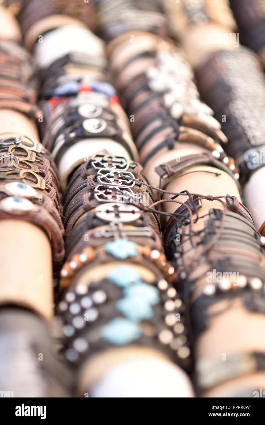 Righe di braccialetti per vendere al mercato di strada Foto Stock