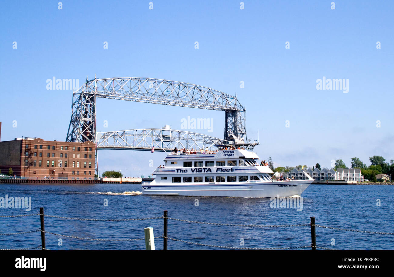Vista Star Cena crociera barca piena di turisti che viaggiano oltre la funivia Ponte del Porto di Duluth del lago Superior. Duluth Minnesota MN USA Foto Stock
