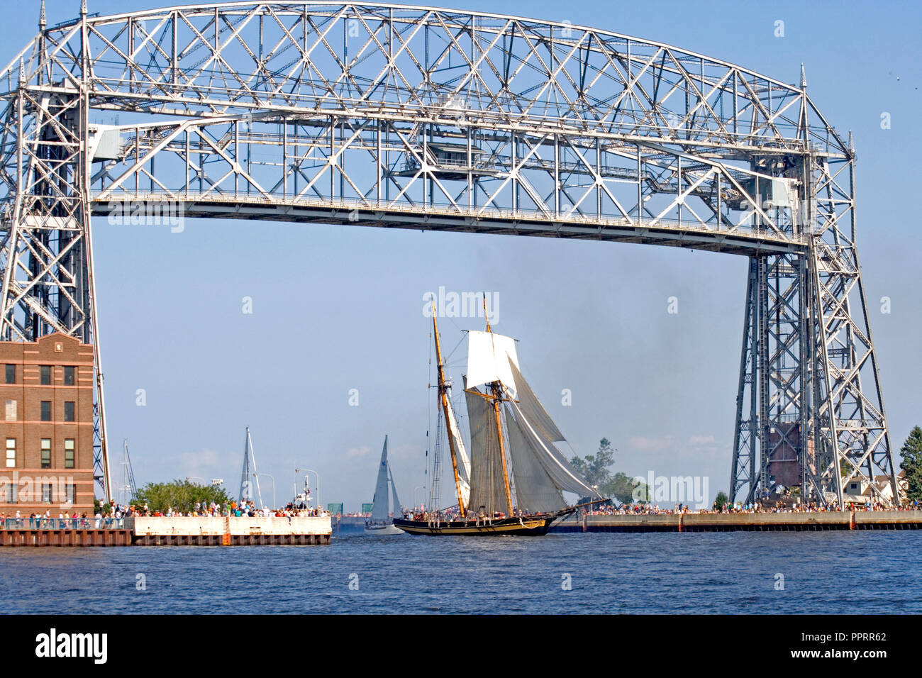 Pride of Baltimore II Tall Ship riempito con i turisti a vela antenna sotto il ponte di sollevamento nel Lago Superiore il porto di Duluth. Duluth Minnesota MN USA Foto Stock
