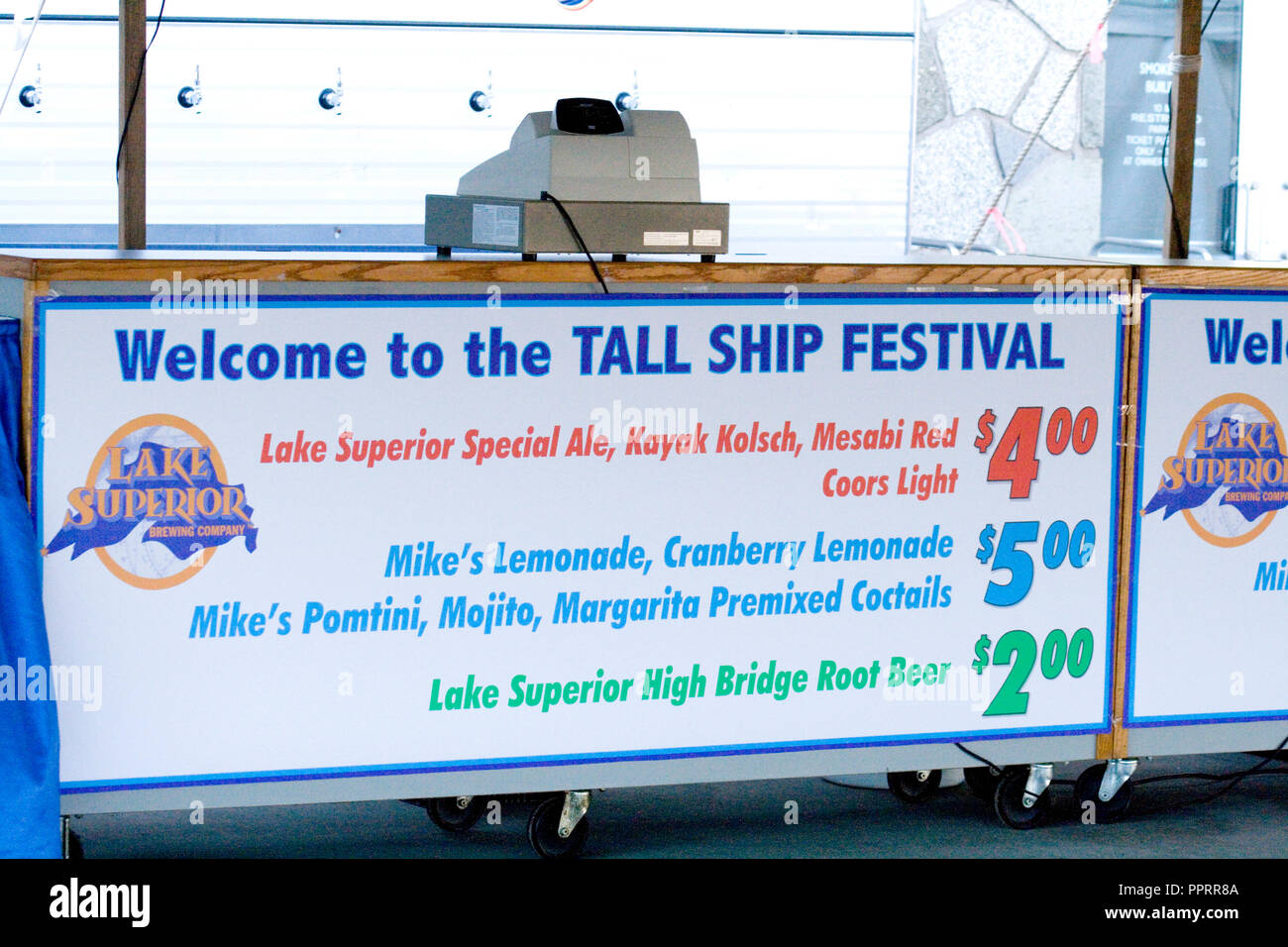 Prezzo menu in una bevanda concessione stand con vendita di birra, cocktail e limonata a Tall Ship Festival. Duluth Minnesota MN USA Foto Stock