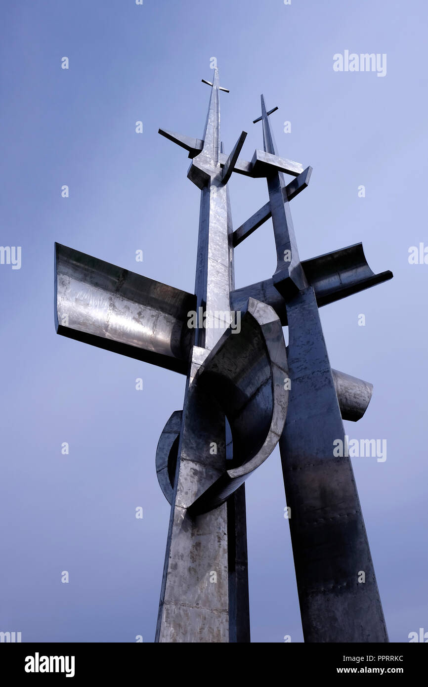 Vista l'alta 25 metri le unità in acciaio tre montanti monumento in memoria di coloro che sono morti in mare, creato da Wawrzyniec Samp (1980 ) nel porto marittimo di Gdynia in Gdansk Bay nord Polonia Polonia Foto Stock