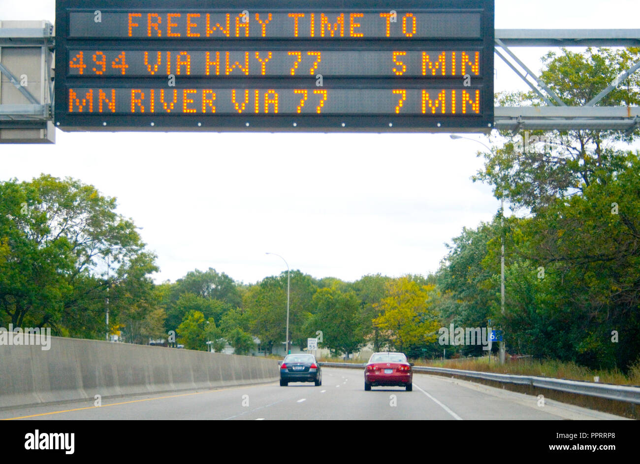 Overhead autostrada digitale 62 distanza tempo segno. Minneapolis Minnesota MN USA Foto Stock